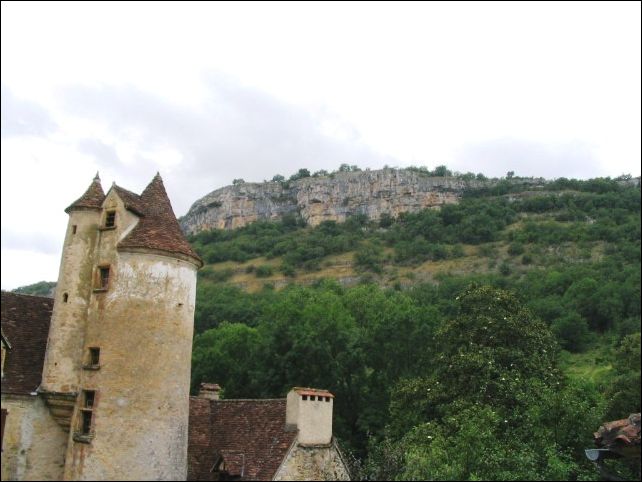 Une partie de la falaise surplombant le village